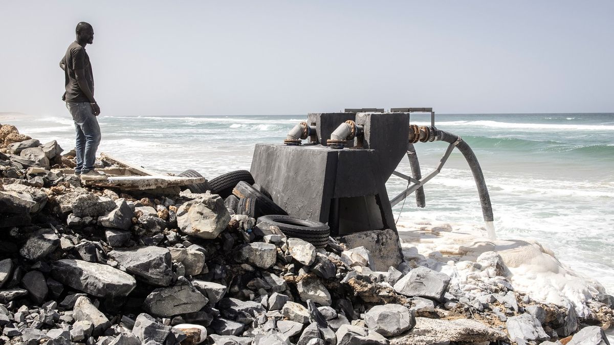Fotky ze Senegalu: Přijede kamion a chemikálie vypustí přímo do moře